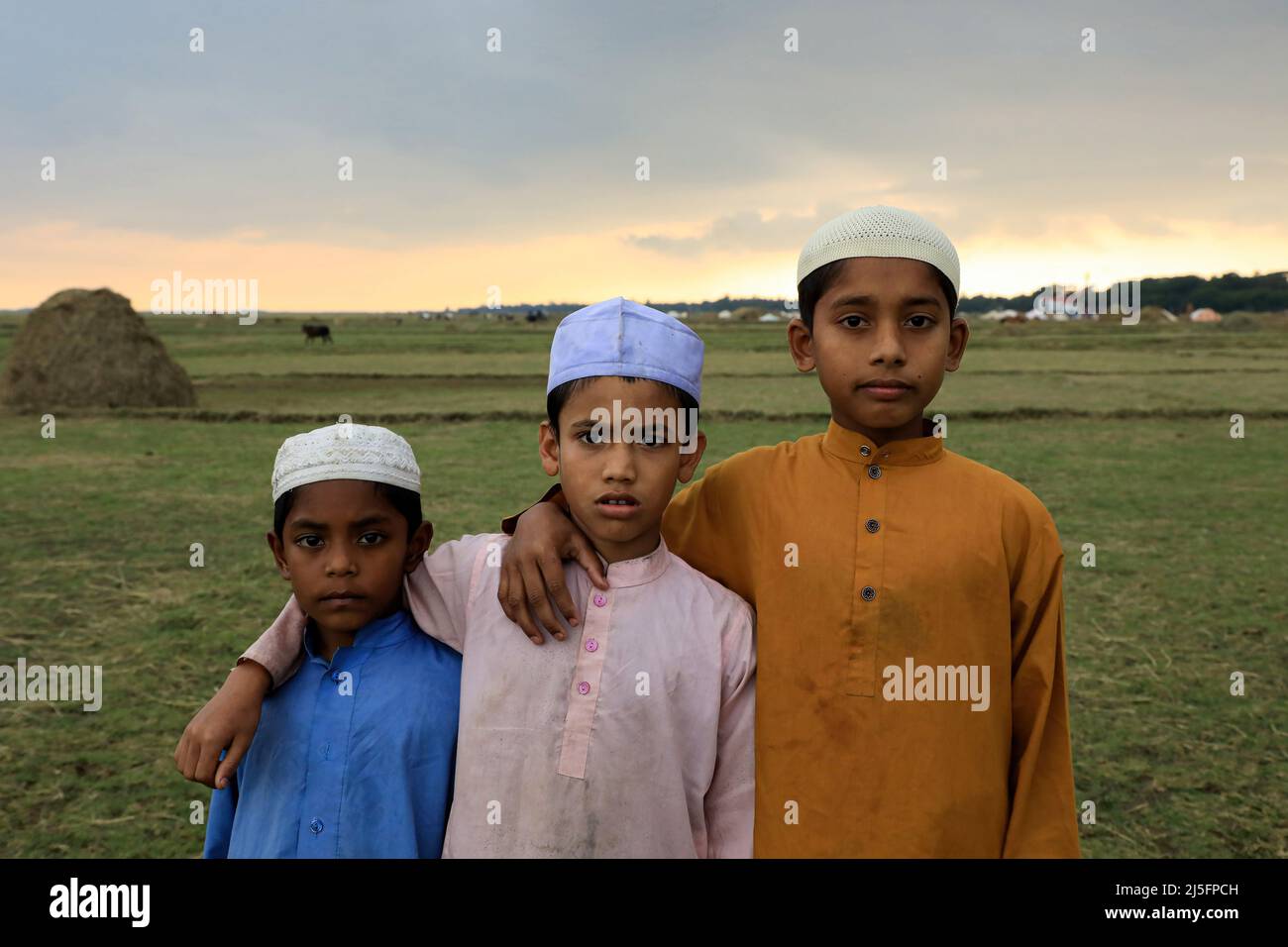Sunamganj, Bangladesch. 20. April 2022. Drei madrasa-Studenten posieren für ein Foto. (Bild: © MD Manik/SOPA Images via ZUMA Press Wire) Stockfoto