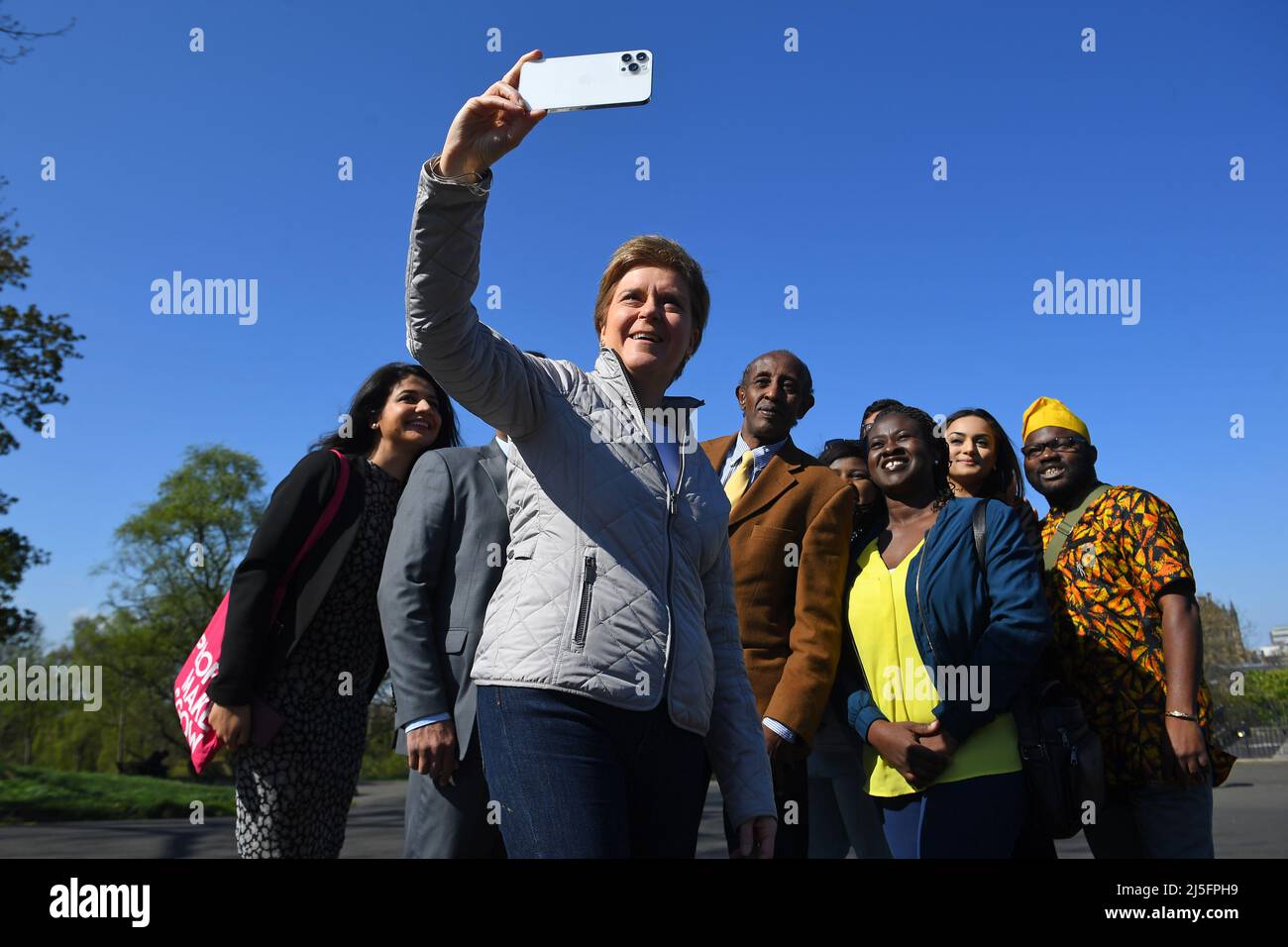 Schottlands erste Ministerin Nicola Sturgeon macht ein Selfie-Foto mit den Wahlkandidaten der Scottish National Party (SNP) im Kelvingrove Park, Glasgow, die sich für die Wahl der schwarzen, asiatischen und ethnischen Minderheiten im rat eingesetzt haben. Bilddatum: Samstag, 23. April 2022. Stockfoto
