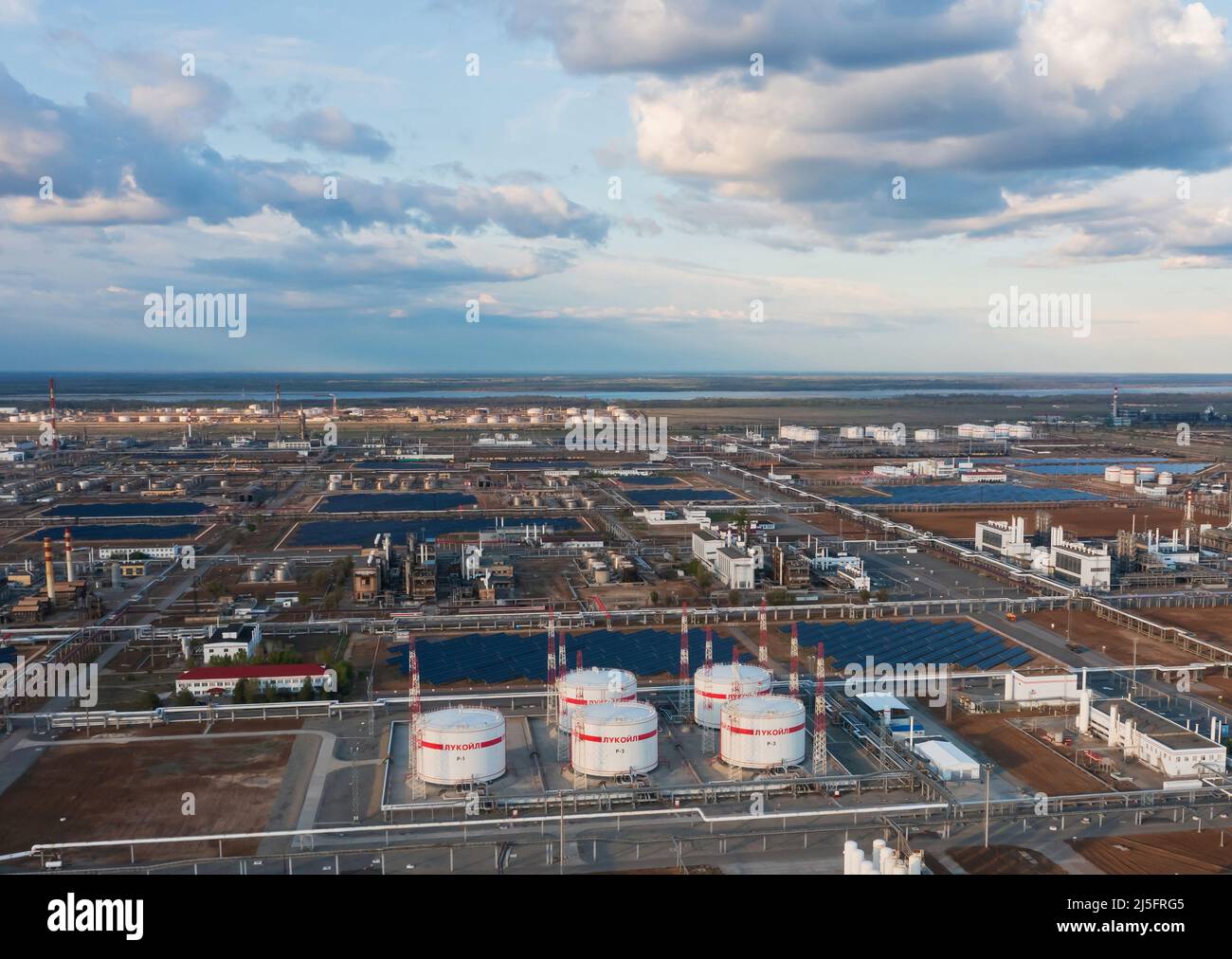 Eine allgemeine Ansicht zeigt die Ölraffinerie der Lukoil-Gesellschaft in Wolgograd, Russland, 22. April 2022. Bild aufgenommen am 22. April 2022. Mit einer Drohne aufgenommen. REUTERS/REUTERS-FOTOGRAF Stockfoto