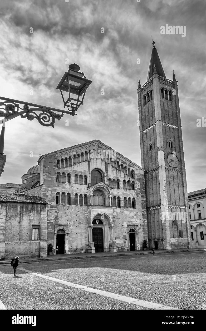 Schwarz-weiße Ansicht des Doms von Parma, Italien Stockfoto