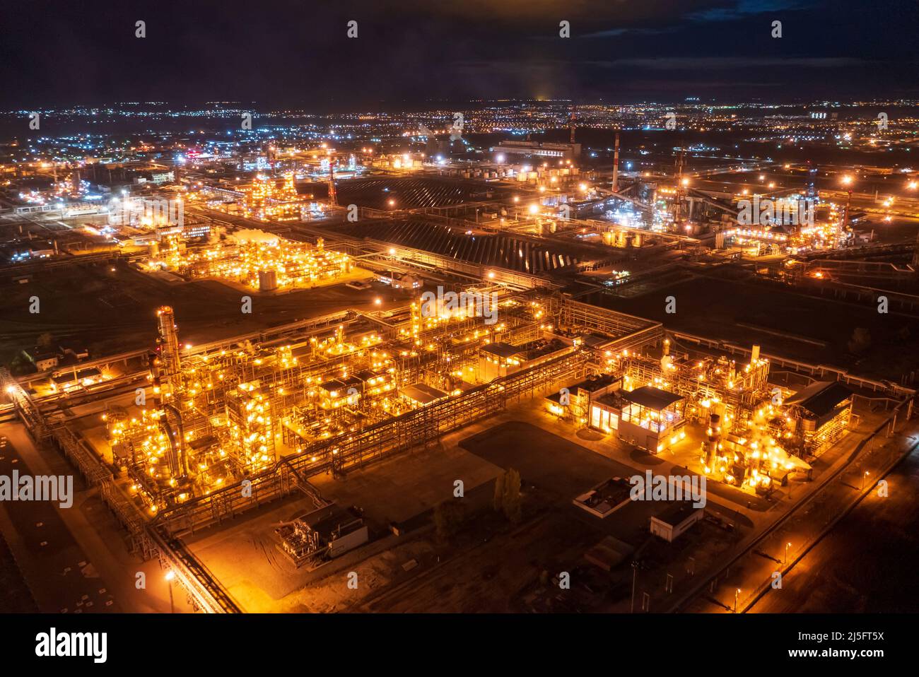 Eine allgemeine Ansicht zeigt die Ölraffinerie der Lukoil-Gesellschaft in Wolgograd, Russland, 22. April 2022. Bild aufgenommen am 22. April 2022. Mit einer Drohne aufgenommen. REUTERS/REUTERS-FOTOGRAF Stockfoto
