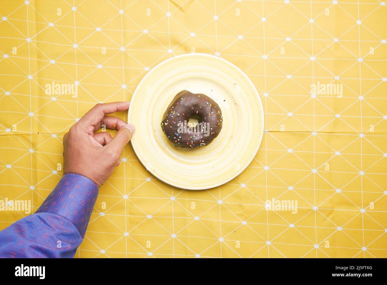 Hand hält frische Donuts Draufsicht Stockfoto