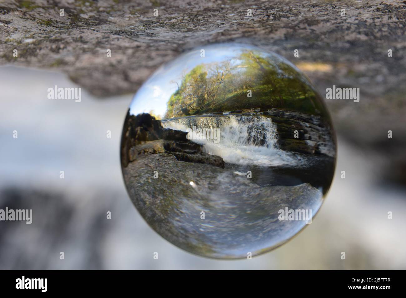 Stainforth Force Wasserfall durch eine andere Ansicht gesehen Stockfoto