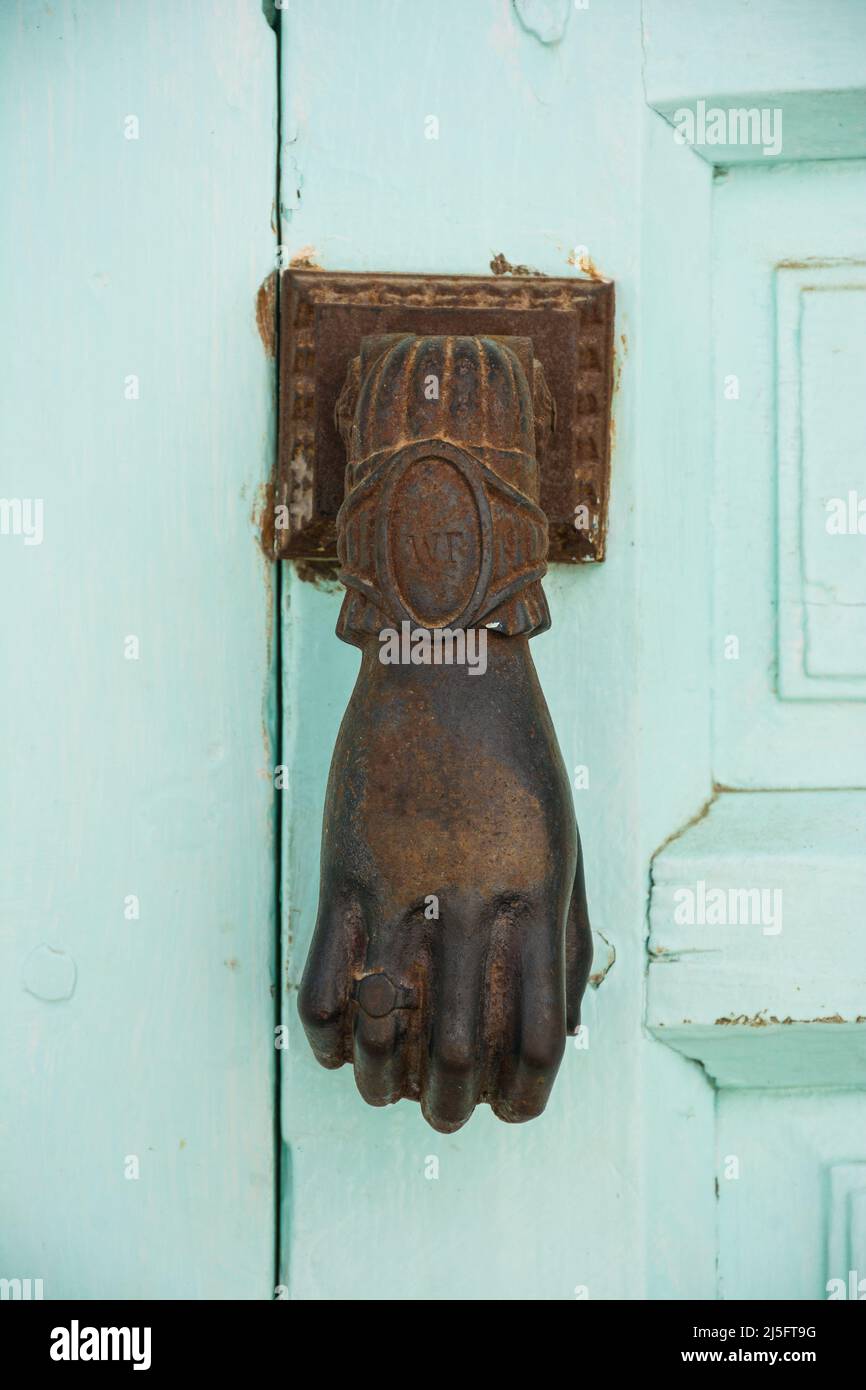 Detail eines handgeformten Klopfers an einer rustikalen Tür Stockfoto