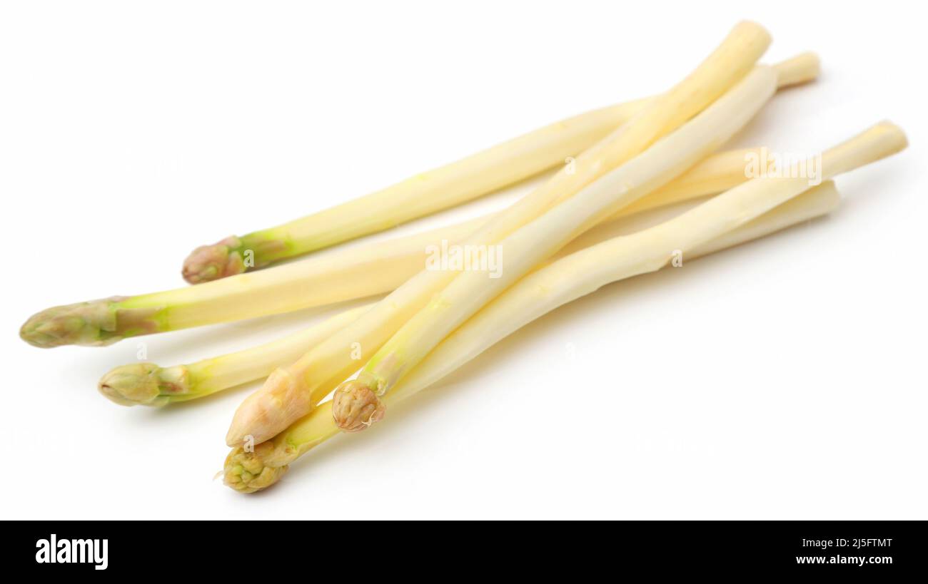 Weißer Spargel aus Deutschland schälte sich über Weiß Stockfoto