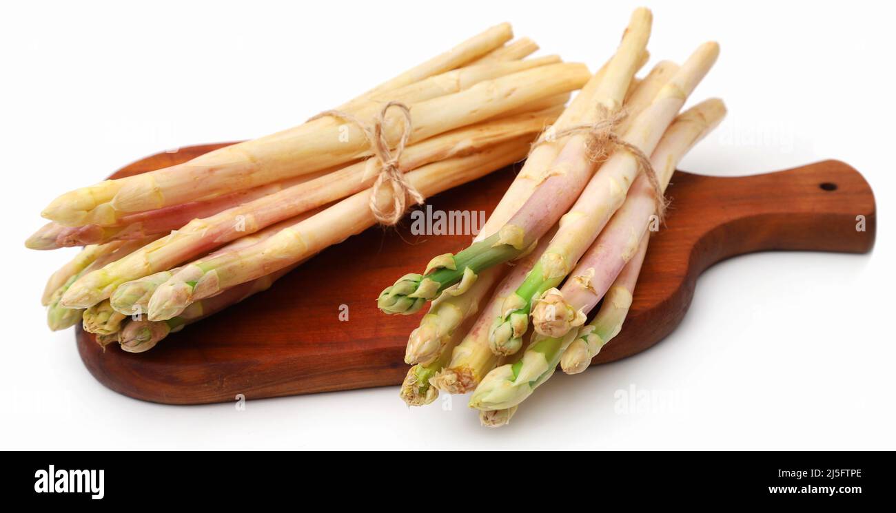 Deutscher weißer Spargel über Weiß Stockfoto