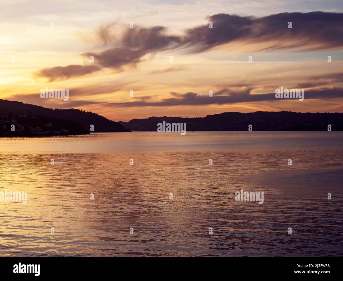 Sonnenuntergang über einem Fjord in der Nähe von Voss, Norwegen Stockfoto