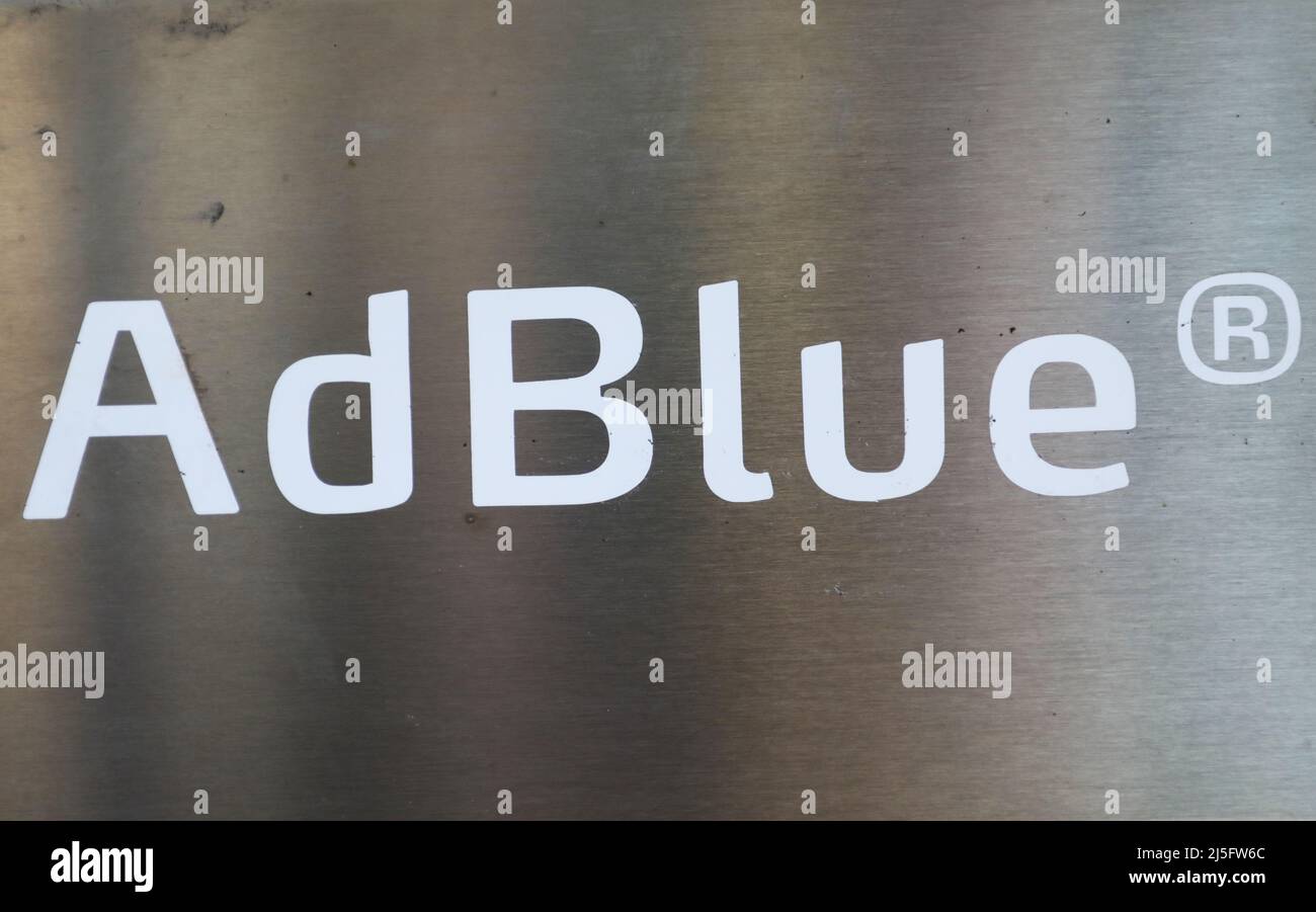 AdBlue-Schilder an einer Tankstelle. Stockfoto