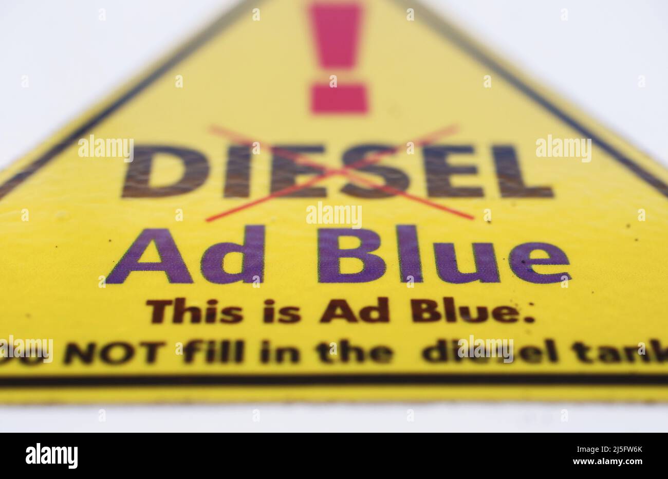 AdBlue-Schilder an einer Tankstelle. Stockfoto