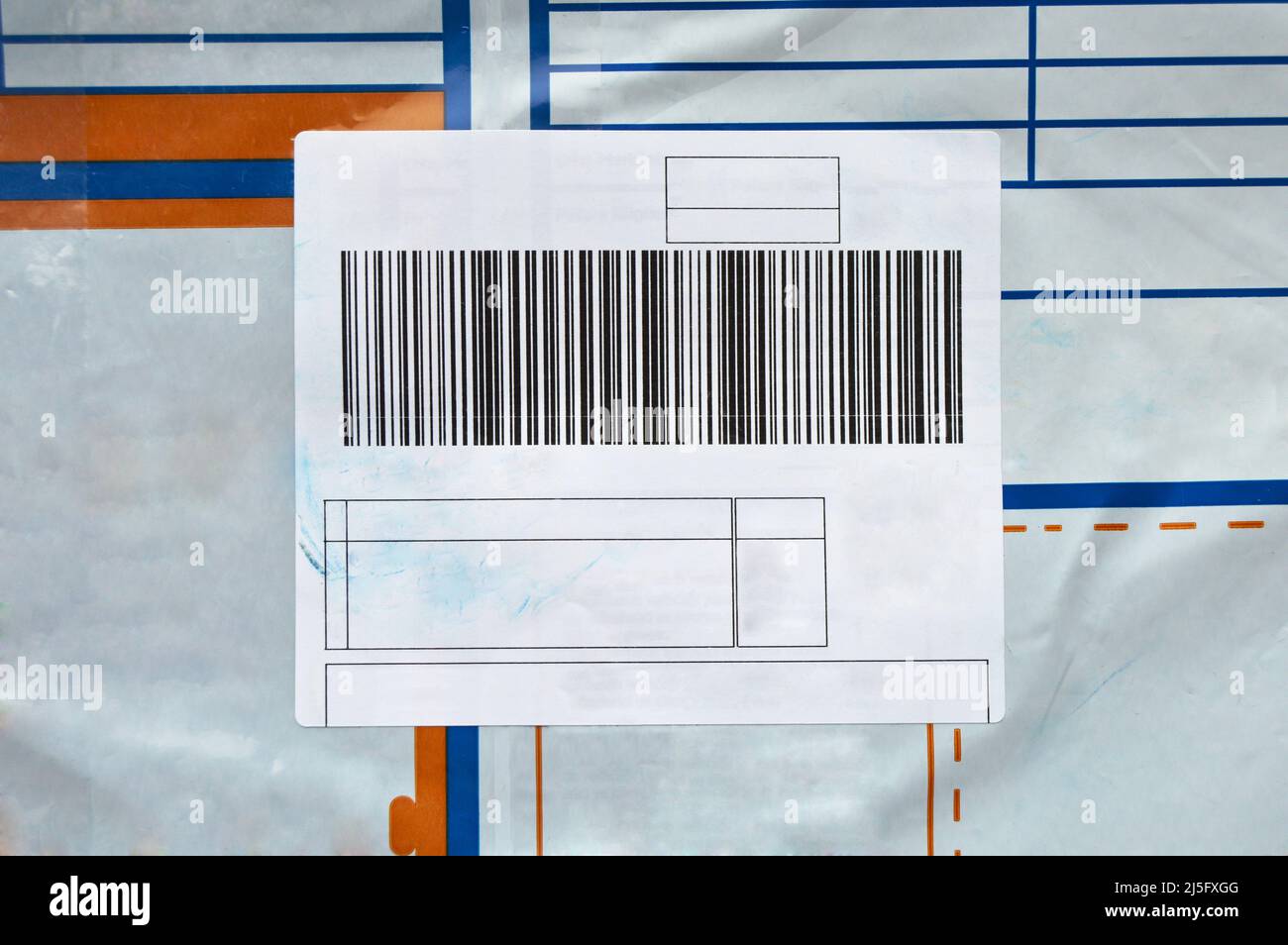 Barcode mit Aufkleber auf blau-weißem und orangefarbenem Kunststoffversandbeutel Stockfoto