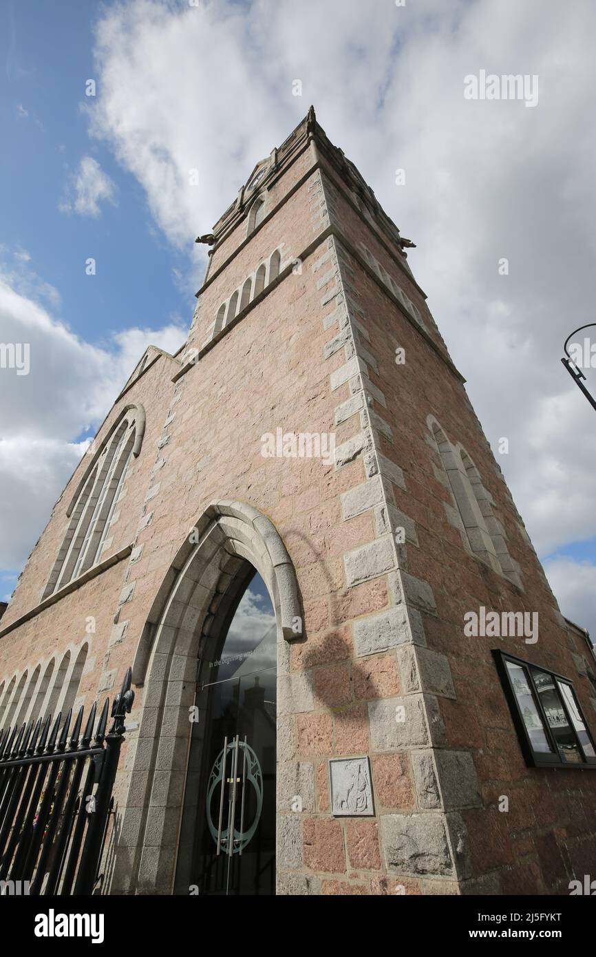 High Street, Banchory, Aberdeenshire, Schottland, Großbritannien. Church of Scotland West Church Stockfoto