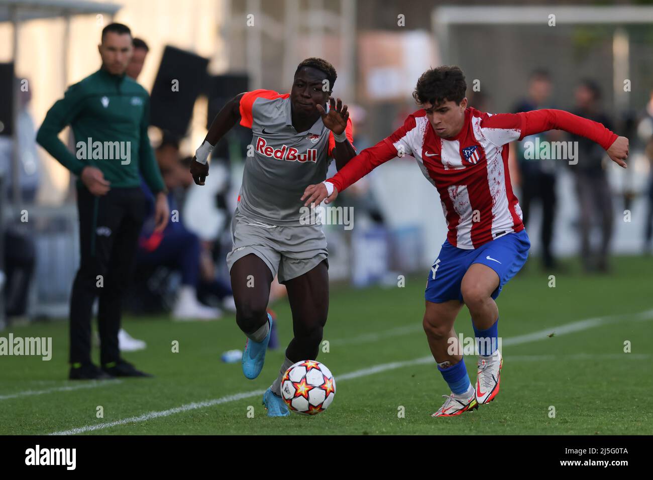 Nyon, Schweiz, 22.. April 2022. Oumar Diakite aus Salzburg und Oscar Gonzalez Campos aus Atletico Madrid Rennen während des UEFA-Jugendliga-Spiels im Colovray Sports Center, Nyon, um den Ball. Bildnachweis sollte lauten: Jonathan Moscrop / Sportimage Kredit: Sportimage/Alamy Live News Stockfoto