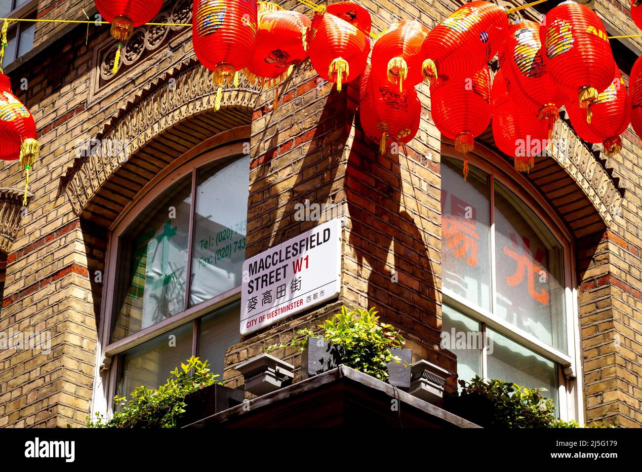 london, Großbritannien, 14. Mai 2020: MacClesfield Street Sign in Chinatown in Soho während der Feierlichkeiten zum neuen Jahr Stockfoto