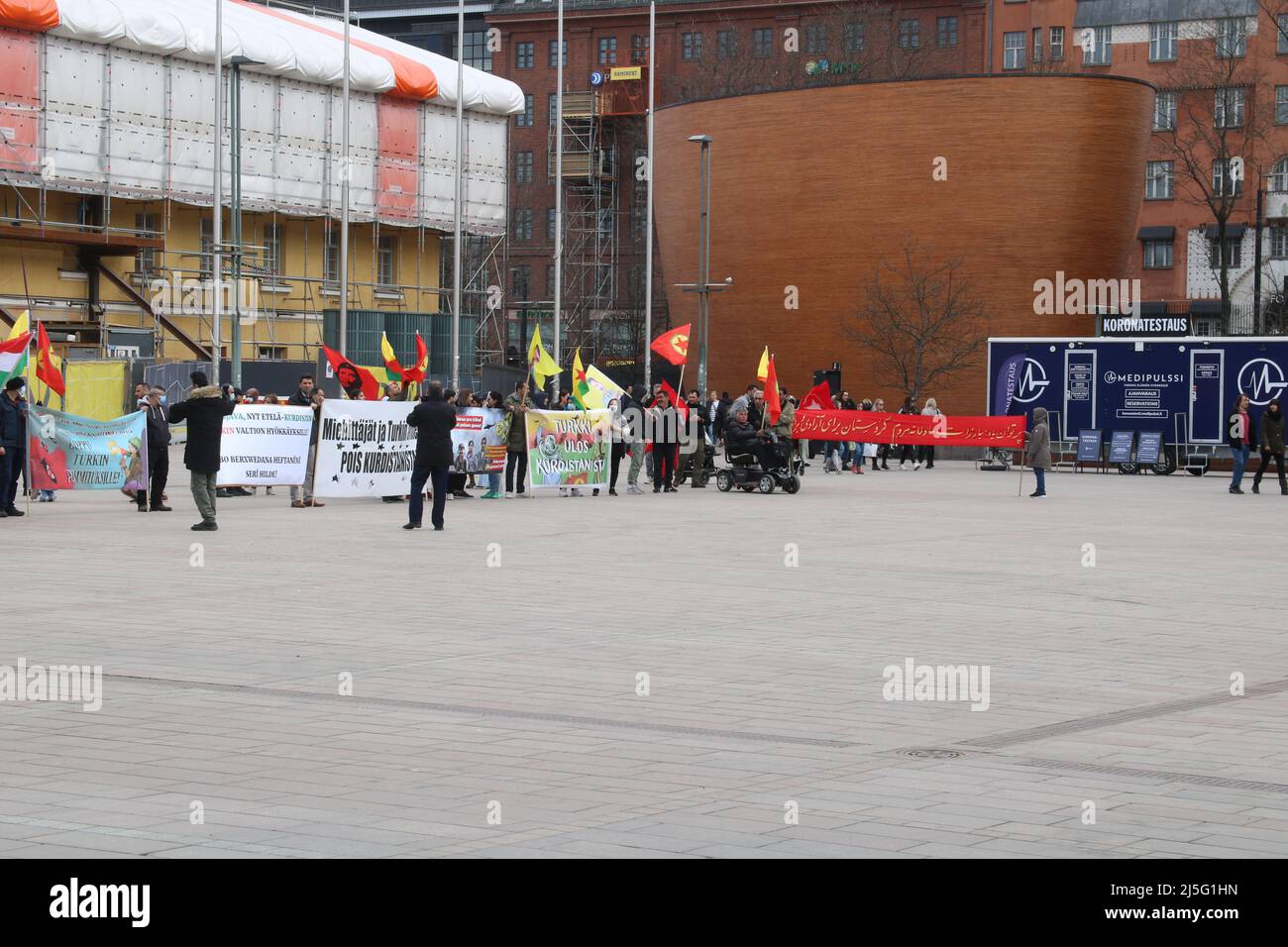 Demonstration der Türkei aus Kurdistan in Helsinki, Finnland. Die Demo fand am Narinkkatori 23.4.2022 statt Stockfoto