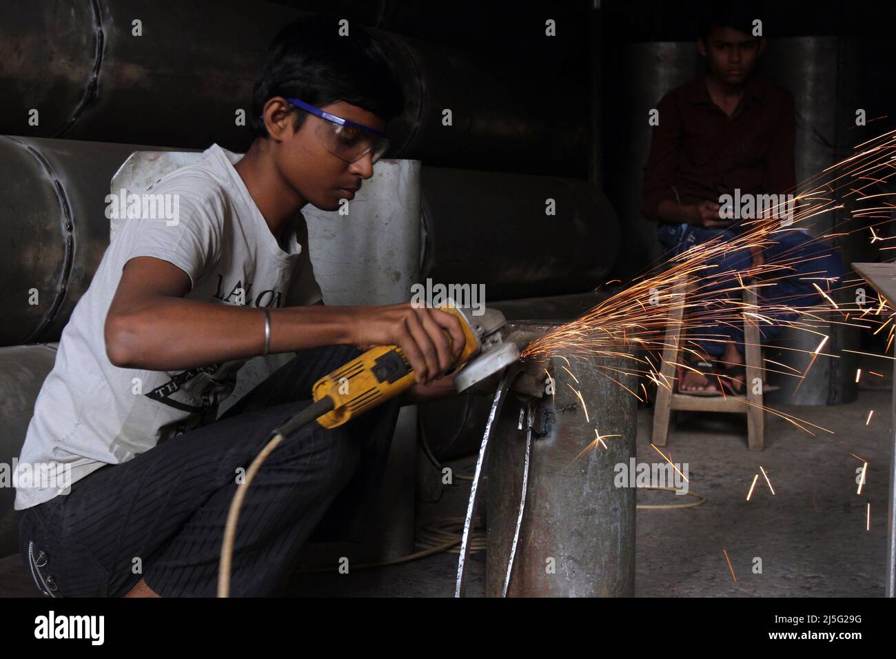 Dhaka, Bangladesch - 22. November 2014: Bangladeschische Kinder machen riskante Arbeit Drehmaschine. Stockfoto