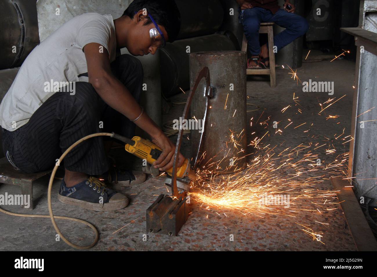 Dhaka, Bangladesch - 22. November 2014: Bangladeschische Kinder machen riskante Arbeit Drehmaschine. Stockfoto