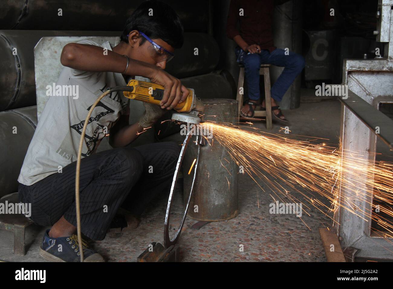 Dhaka, Bangladesch - 22. November 2014: Bangladeschische Kinder machen riskante Arbeit Drehmaschine. Stockfoto