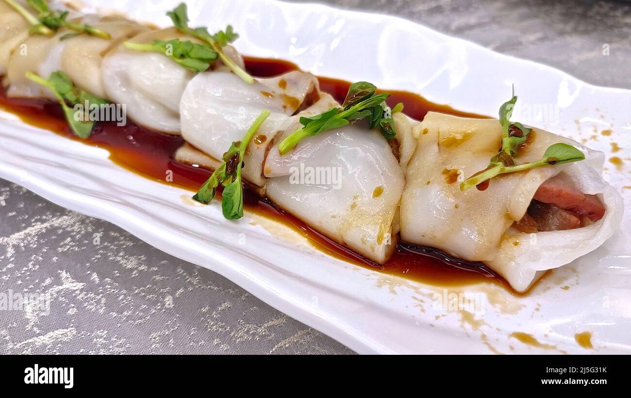 Chinesische gedünstete Reisnudelrollen mit Grilltasche – asiatische Küche Stockfoto