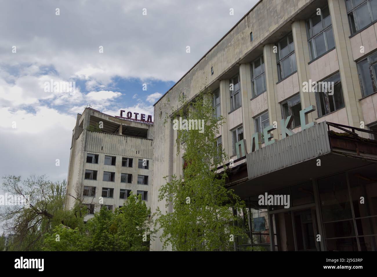 Tschernobyl, Ukraine - 11. MAI 2019: Pripyat City Council und Polissya Hotel - Pripyat, Tschernobyl-Sperrzone, Ukraine Stockfoto