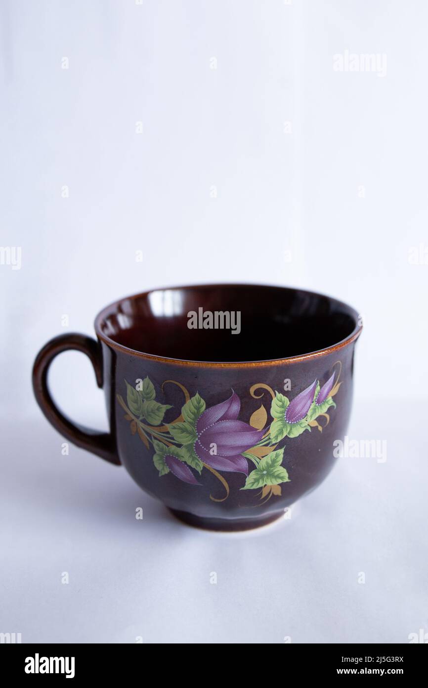 Eine große braune Tasse isoliert auf weißem Hintergrund Stockfoto