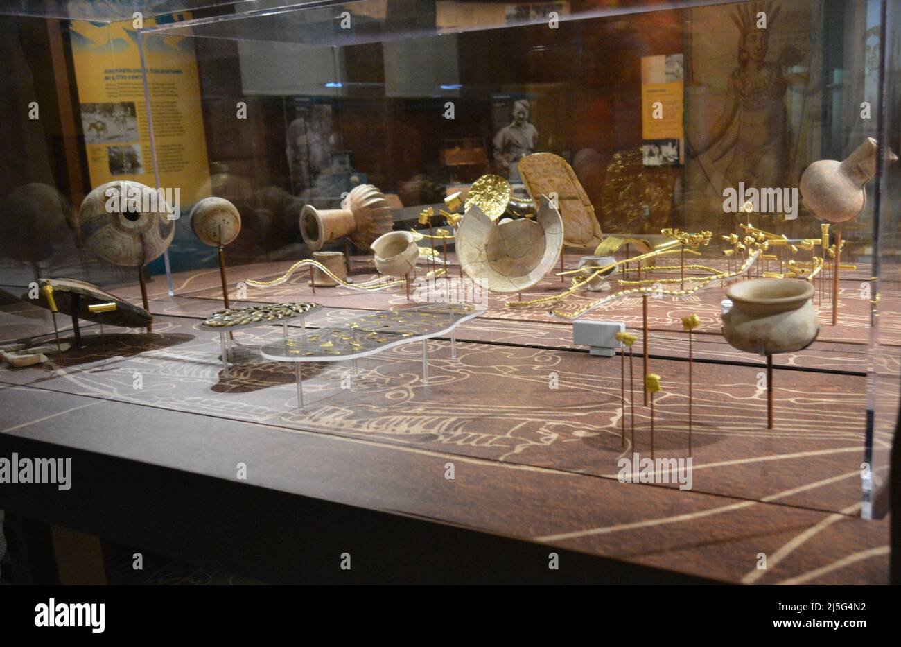 Temporäre Ausstellung der Cocle-Kultur im Penn University Museum. Rekonstruktion der Beerdigung 11 von Sitio Conte Panama Stockfoto