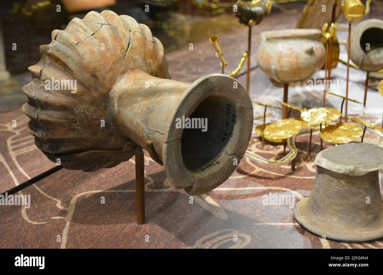 Temporäre Ausstellung der Cocle-Kultur im Penn University Museum. Nahaufnahme der Keramik, die bei der Beerdigung 11 von Sitio Conte Panama gefunden wurde Stockfoto