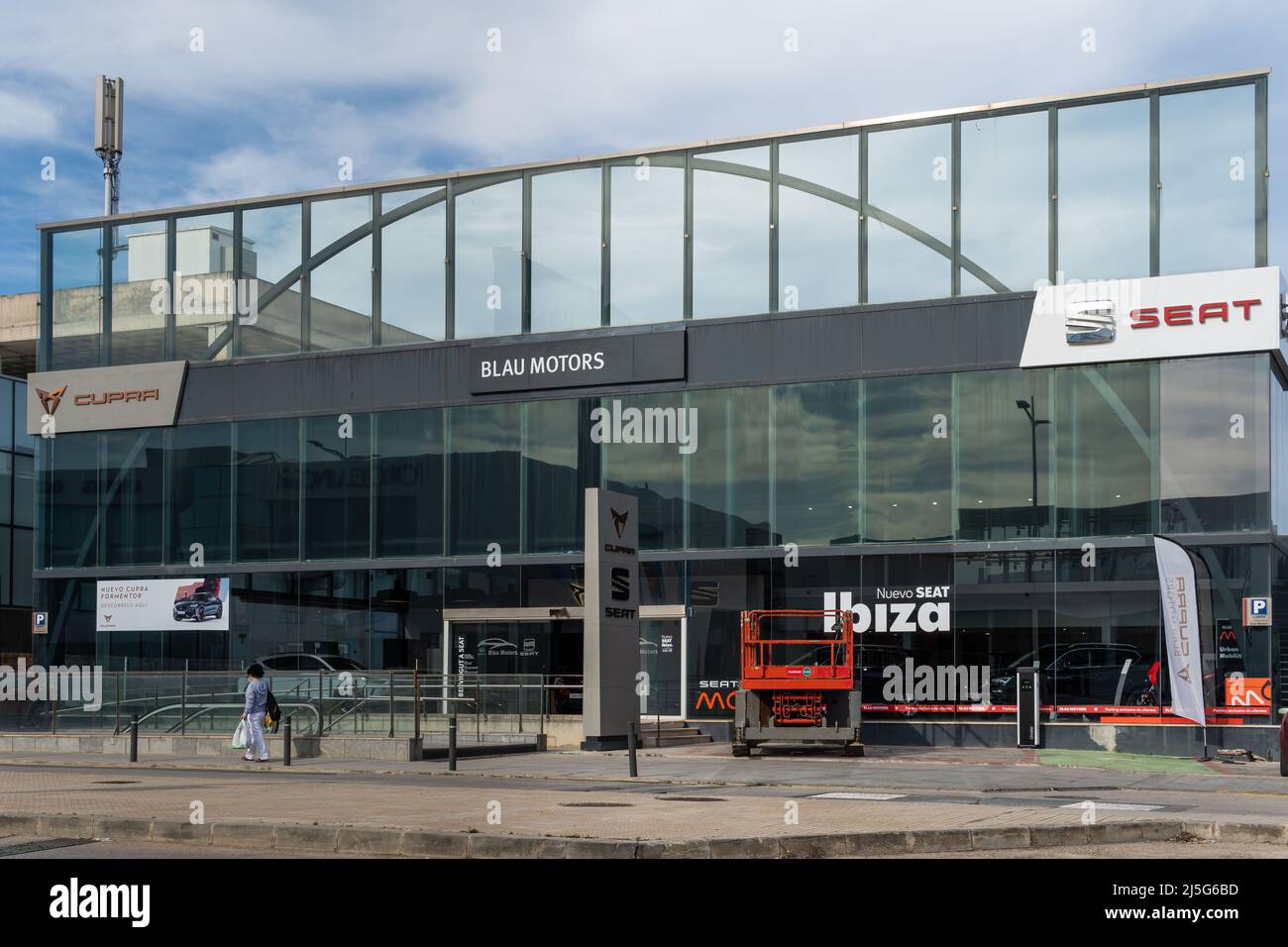 Palma de Mallorca, Spanien; april 08 2022: Händlerbetrieb des multinationalen Automobilkonzerns Seat-Cupra bei Sonnenuntergang. Palma de Mallorca, Spanien Stockfoto