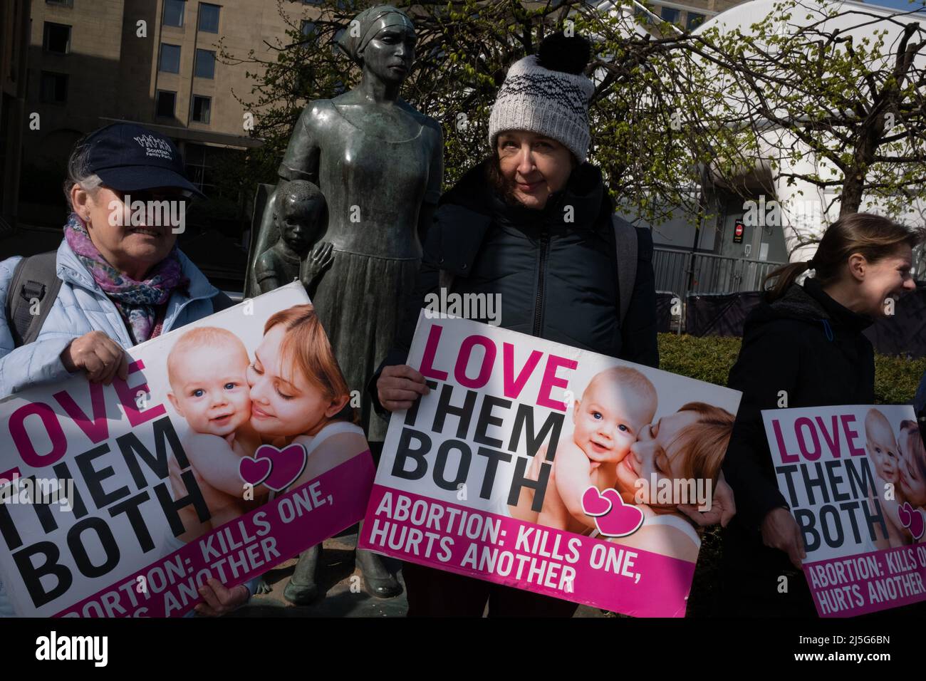 Edinburgh, Großbritannien, 23.. April 2022. Pro-Life-Aktivisten halten Plakate bereit, während sie sich Pro-Choice-Aktivisten auf der Lothian Road gegenübersehen, am Jahrestag der Gesetzesüberstellung des Abtreibungsgesetzes von 1967. Für das schottische Parlament wurde ein privater membersÕ-Gesetzentwurf vorgeschlagen, um Pro-Life-Kampagnen außerhalb von Krankenhäusern zu stoppen. In Edinburgh, Großbritannien, 23. April 2022. Stockfoto