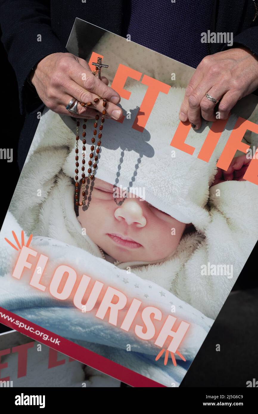 Edinburgh, Großbritannien, 23.. April 2022. Pro-Life-Aktivisten halten Plakate und Rosenkranze in der Hand, während sie sich den Pro-Choice-Aktivisten auf der Lothian Road am Jahrestag des Gesetzesbruchs des Abtreibungsgesetzes von 1967 gegenübersehen. Für das schottische Parlament wurde ein privater membersÕ-Gesetzentwurf vorgeschlagen, um Pro-Life-Kampagnen außerhalb von Krankenhäusern zu stoppen. In Edinburgh, Großbritannien, 23. April 2022. Stockfoto