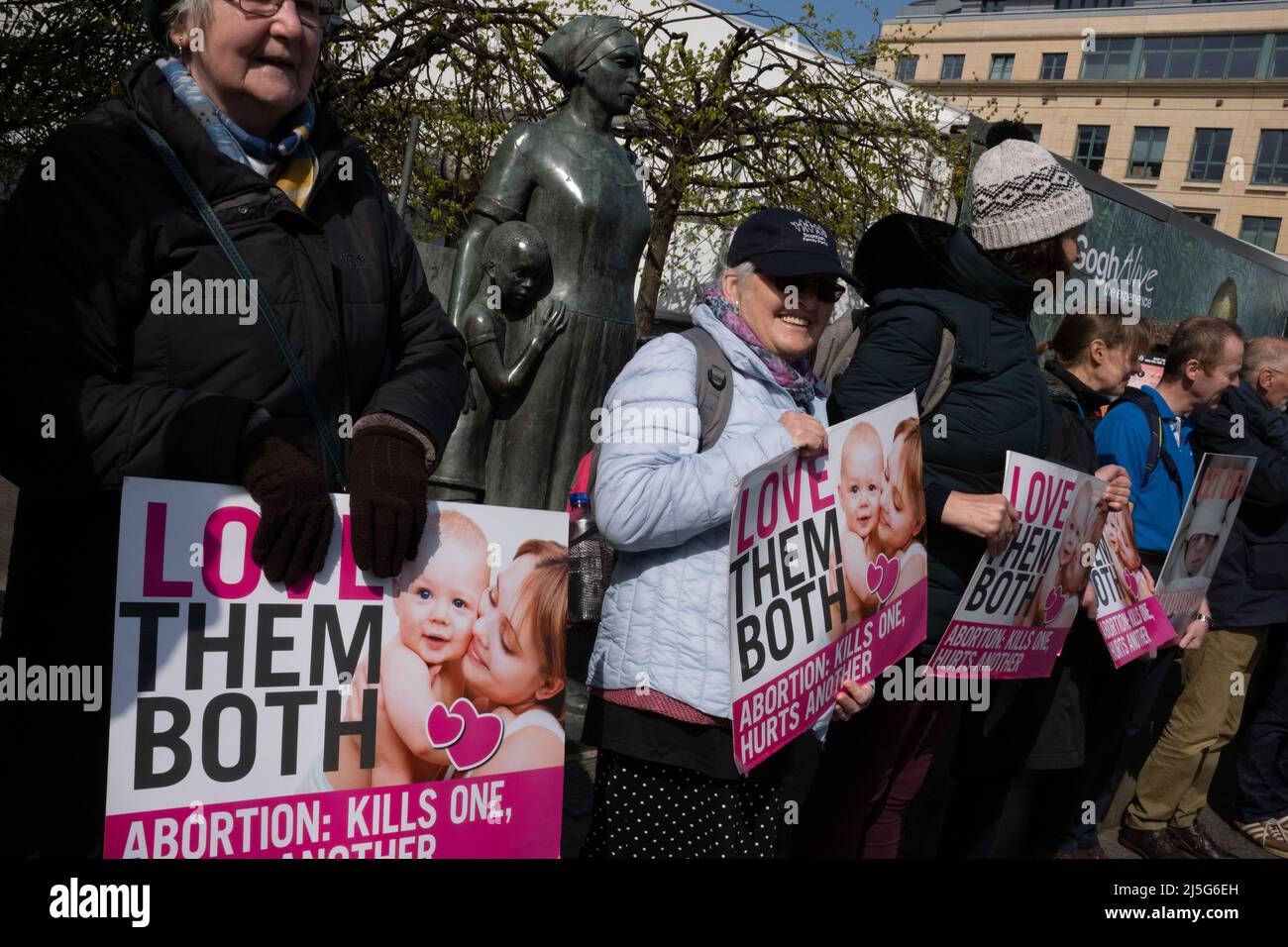 Edinburgh, Großbritannien, 23.. April 2022. Pro-Life-Aktivisten halten Plakate bereit, während sie sich Pro-Choice-Aktivisten auf der Lothian Road gegenübersehen, am Jahrestag der Gesetzesüberstellung des Abtreibungsgesetzes von 1967. Für das schottische Parlament wurde ein privater membersÕ-Gesetzentwurf vorgeschlagen, um Pro-Life-Kampagnen außerhalb von Krankenhäusern zu stoppen. In Edinburgh, Großbritannien, 23. April 2022. Stockfoto