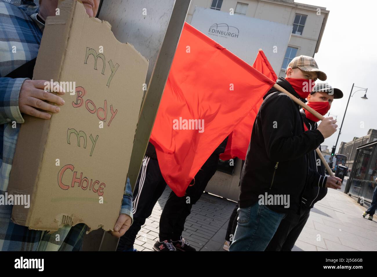 Edinburgh, Großbritannien, 23.. April 2022. Die Mitglieder der Young Communist League unterstützen Pro-Choice-Aktivisten, da sich Pro-Life- und Pro-Choice-Aktivisten am Jahrestag der Gesetzesüberstellung des Abtreibungsgesetzes von 1967 über die Lothian Road gegenübersehen. Für das schottische Parlament wurde ein privater membersÕ-Gesetzentwurf vorgeschlagen, um Pro-Life-Kampagnen außerhalb von Krankenhäusern zu stoppen. In Edinburgh, Großbritannien, 23. April 2022. Stockfoto