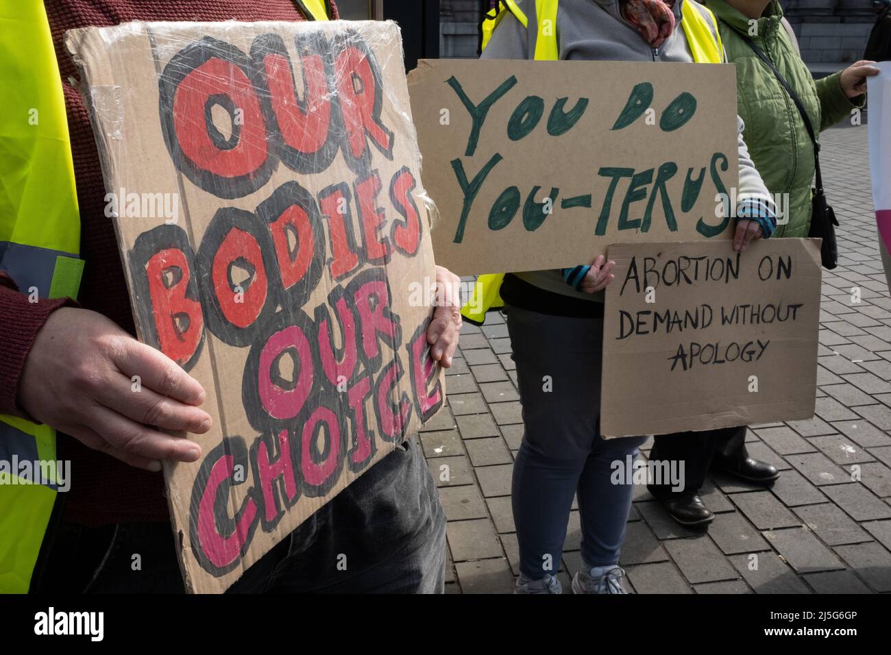 Edinburgh, Großbritannien, 23.. April 2022. Wahlkämpfer halten Plakate bereit, während sich Pro-Life- und Pro-Choice-Aktivisten am Jahrestag der Gesetzesüberstellung des Abtreibungsgesetzes von 1967 auf der Lothian Road gegenüberstehen. Für das schottische Parlament wurde ein privater membersÕ-Gesetzentwurf vorgeschlagen, um Pro-Life-Kampagnen außerhalb von Krankenhäusern zu stoppen. In Edinburgh, Großbritannien, 23. April 2022. Stockfoto