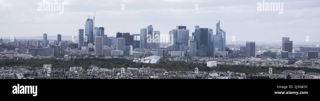 Paris, Frankreich: Luftaufnahme der Skyline der Stadt mit den Wolkenkratzern des Geschäftsviertels La Defense von der Spitze des Eiffelturms aus gesehen Stockfoto
