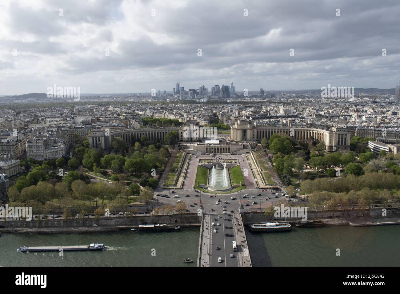 Paris: Luftaufnahme der Skyline mit der seine, den Trocadero-Gärten und den Wolkenkratzern des La Defense-Viertels von der Spitze des Eiffelturms aus gesehen Stockfoto