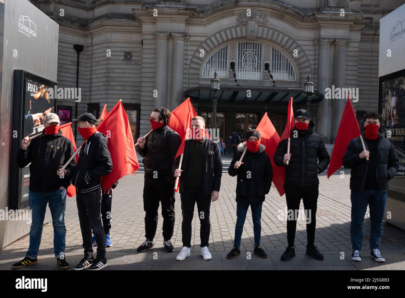 Edinburgh, Schottland, 23.. April 2022. Mitglieder der Kommunistischen Jugendliga unterstützen die Pro-Choice-Kampagne, da sich Pro-Life- und Pro-Choice-Aktivisten am Jahrestag des Gesetzesüberbruchs des Abtreibungsgesetzes von 1967 auf der Lothian Road gegenüberstehen. Für das schottische Parlament wurde ein privater membersÕ-Gesetzentwurf vorgeschlagen, um Pro-Life-Kampagnen außerhalb von Krankenhäusern zu stoppen. In Edinburgh, Schottland, 23. April 2022. Stockfoto