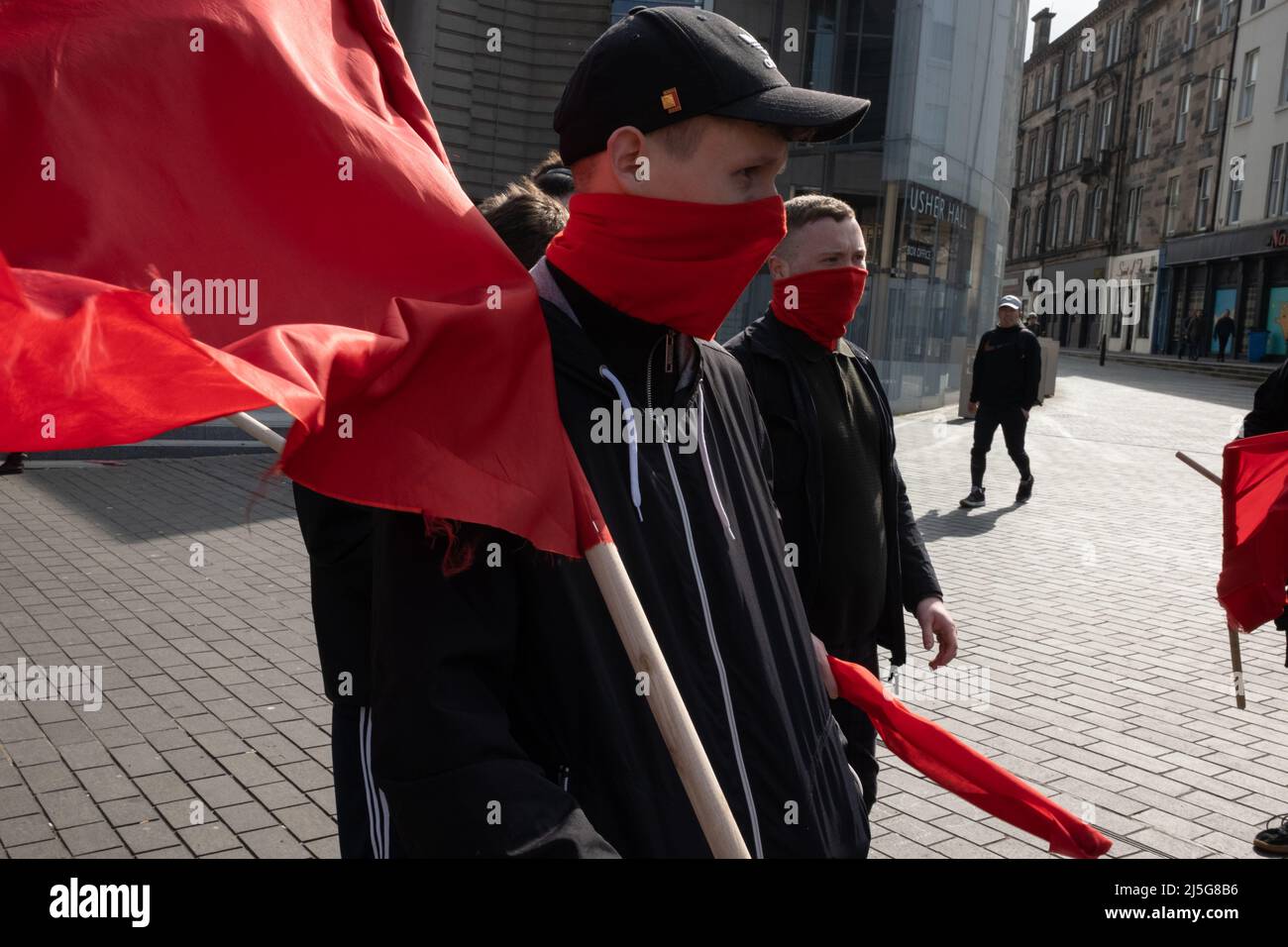 Edinburgh, Schottland, 23.. April 2022. Mitglieder der Kommunistischen Jugendliga unterstützen die Pro-Choice-Kampagne, da sich Pro-Life- und Pro-Choice-Aktivisten am Jahrestag des Gesetzesüberbruchs des Abtreibungsgesetzes von 1967 auf der Lothian Road gegenüberstehen. Für das schottische Parlament wurde ein privater membersÕ-Gesetzentwurf vorgeschlagen, um Pro-Life-Kampagnen außerhalb von Krankenhäusern zu stoppen. In Edinburgh, Schottland, 23. April 2022. Stockfoto