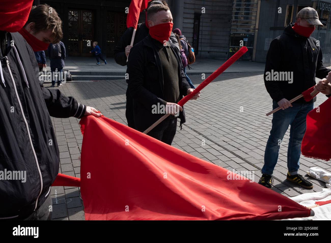 Edinburgh, Schottland, 23.. April 2022. Mitglieder der Kommunistischen Jugendliga unterstützen die Pro-Choice-Kampagne, da sich Pro-Life- und Pro-Choice-Aktivisten am Jahrestag des Gesetzesüberbruchs des Abtreibungsgesetzes von 1967 auf der Lothian Road gegenüberstehen. Für das schottische Parlament wurde ein privater membersÕ-Gesetzentwurf vorgeschlagen, um Pro-Life-Kampagnen außerhalb von Krankenhäusern zu stoppen. In Edinburgh, Schottland, 23. April 2022. Stockfoto