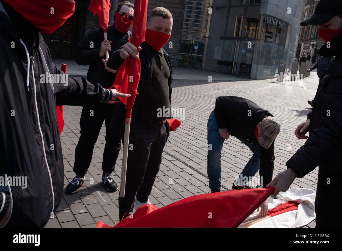Edinburgh, Schottland, 23.. April 2022. Mitglieder der Kommunistischen Jugendliga unterstützen die Pro-Choice-Kampagne, da sich Pro-Life- und Pro-Choice-Aktivisten am Jahrestag des Gesetzesüberbruchs des Abtreibungsgesetzes von 1967 auf der Lothian Road gegenüberstehen. Für das schottische Parlament wurde ein privater membersÕ-Gesetzentwurf vorgeschlagen, um Pro-Life-Kampagnen außerhalb von Krankenhäusern zu stoppen. In Edinburgh, Schottland, 23. April 2022. Stockfoto