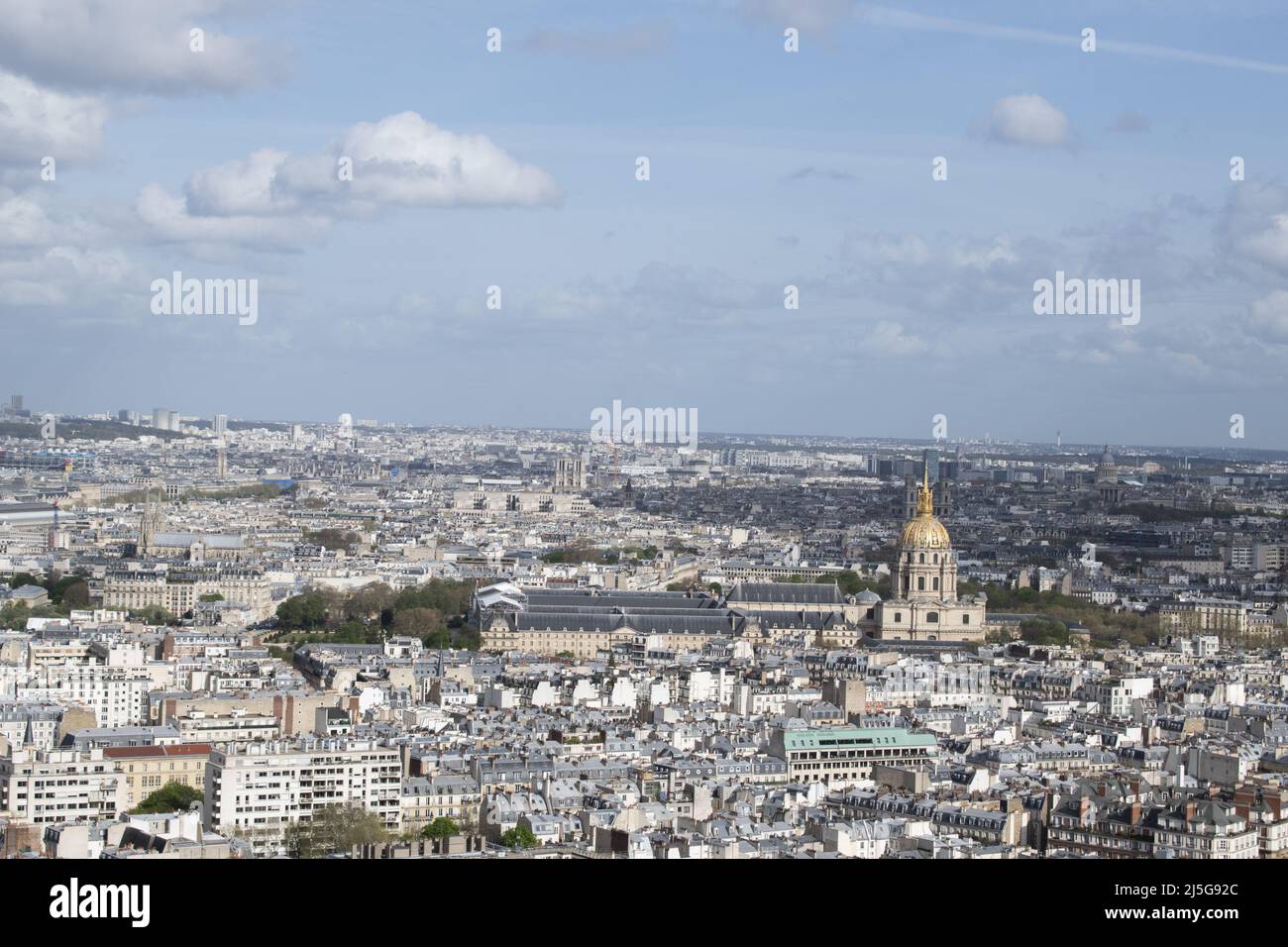 Paris: Luftaufnahme der Skyline der Stadt mit der Kathedrale Saint Louis im Les Invalides Komplex von der Spitze des Eiffelturms aus gesehen Stockfoto