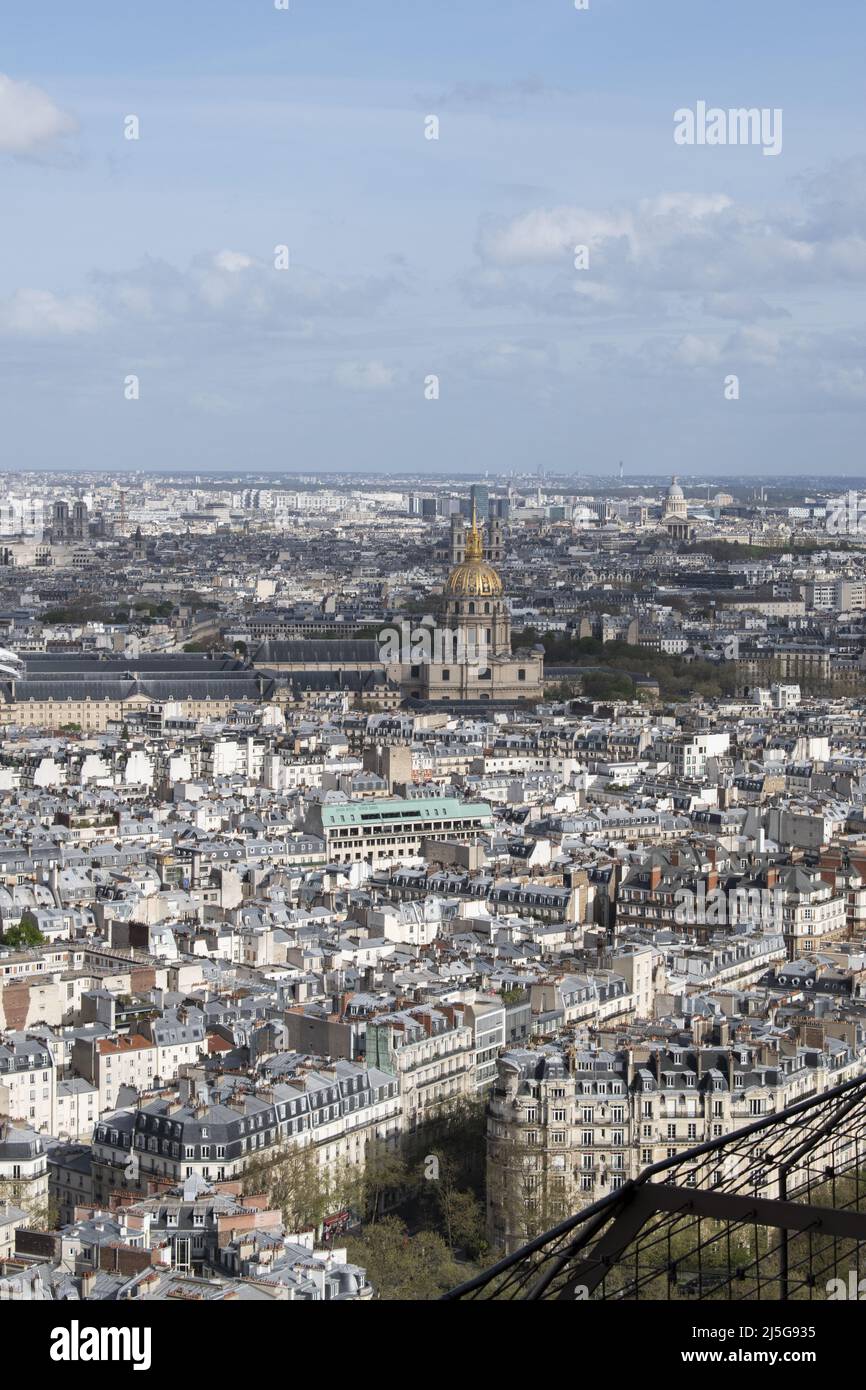 Paris: Luftaufnahme der Skyline der Stadt mit der Kathedrale Saint Louis im Les Invalides Komplex von der Spitze des Eiffelturms aus gesehen Stockfoto