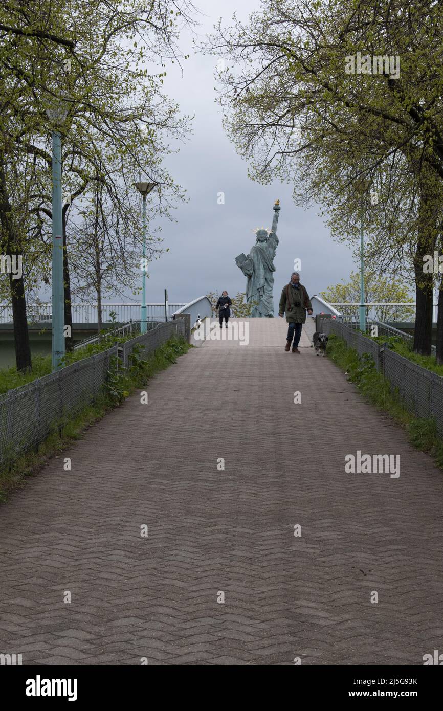Paris: Ansicht der Nachbildung der Freiheitsstatue von Frederic Auguste Bartholdi aus dem Jahr 1889 auf der Ile aux Cygnes (Schwaneninsel) an der seine Stockfoto