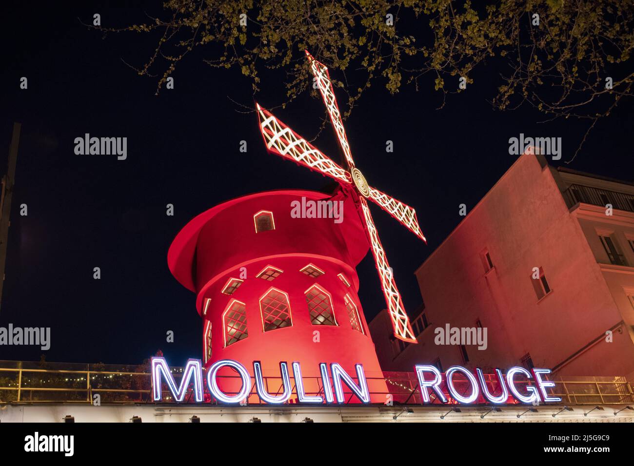 Paris: Neonschilder und Außenanlagen des Moulin Rouge, eines der berühmtesten Clubs in Paris, weihten am 6. Oktober 1891in das Rotlichtviertel Pigalle ein Stockfoto