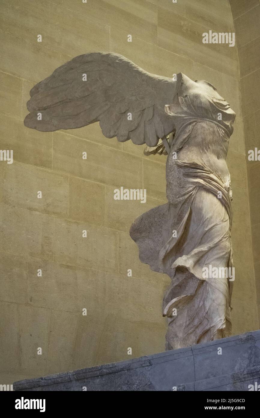 Paris, Frankreich: Der geflügelte Sieg von Samothrake oder der Nike von Samothrake, Meisterwerk der griechischen Skulptur aus der hellenistischen Ära, im Louvre Museum Stockfoto