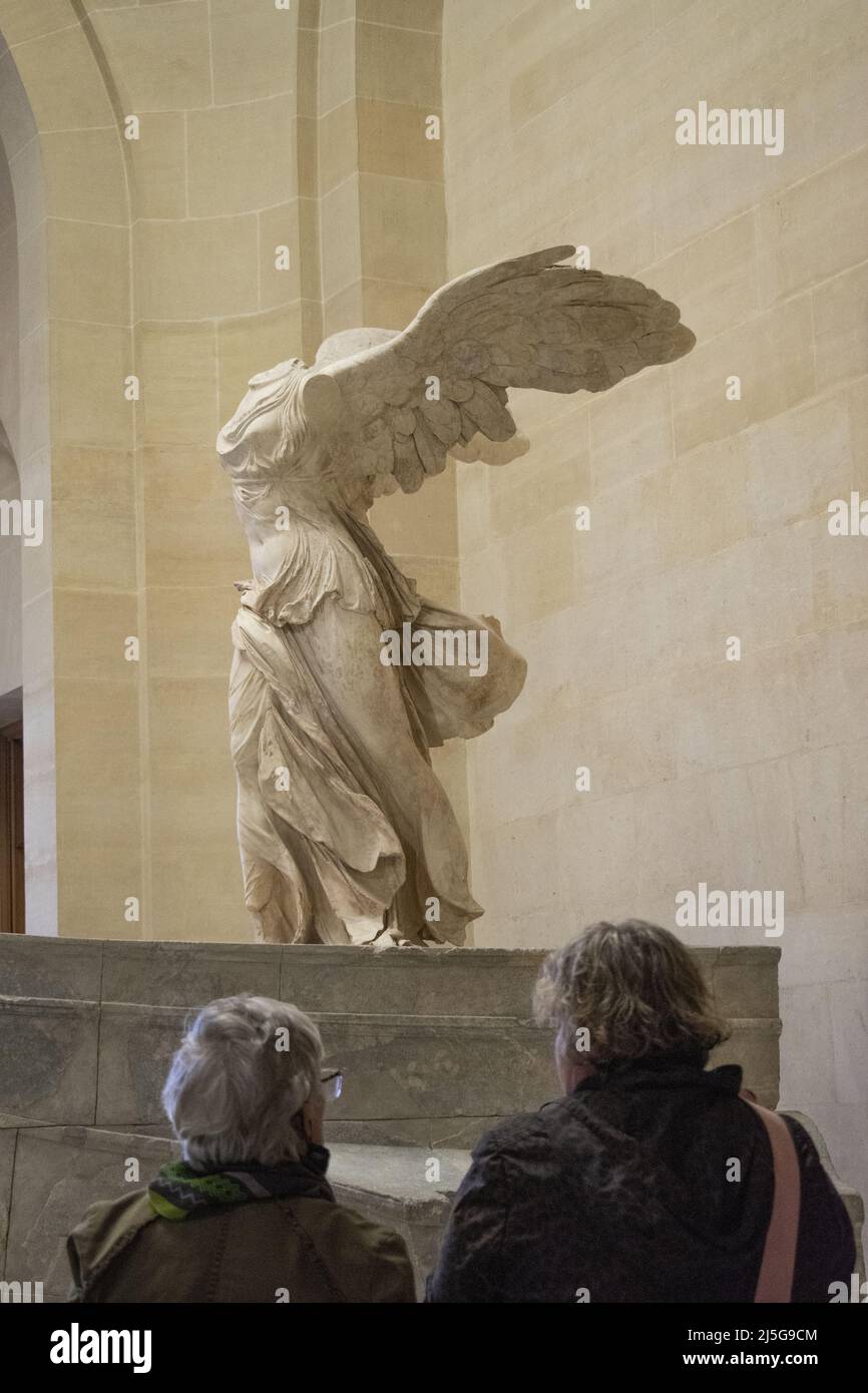 Paris, Frankreich: Der geflügelte Sieg von Samothrake oder der Nike von Samothrake, Meisterwerk der griechischen Skulptur aus der hellenistischen Ära, im Louvre Museum Stockfoto