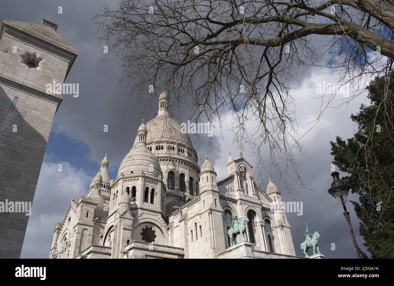 Paris, Frankreich: Basilica of the Sacred Heart, römisch-katholische Kirche, die von Paul Abadie entworfen und 1914 auf dem Gipfel des Montmartre-Hügels fertiggestellt wurde Stockfoto