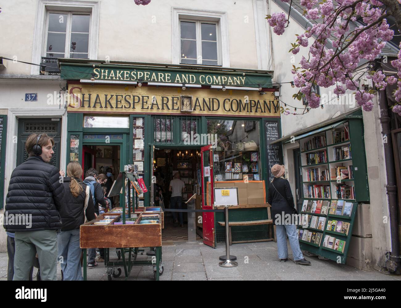 Paris, Frankreich: View of Shakespeare and Company, eine englischsprachige Buchhandlung, die 1951 von George Whitman am linken seine-Ufer im 5.. Arrondissement eröffnet wurde Stockfoto