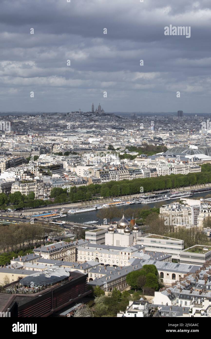 Paris, Frankreich: Luftaufnahme von der Spitze des Eiffelturms mit dem Montmartre-Hügel, dem höchsten Punkt der Stadt, und der Basilika des Heiligen Herzens Stockfoto Paris, Frankreich: Luftaufnahme von der Spitze des Eiffelturms mit dem Montmartre-Hügel, dem höchsten Punkt der Stadt, und der Basilika des Heiligen Herzens Stockfoto
