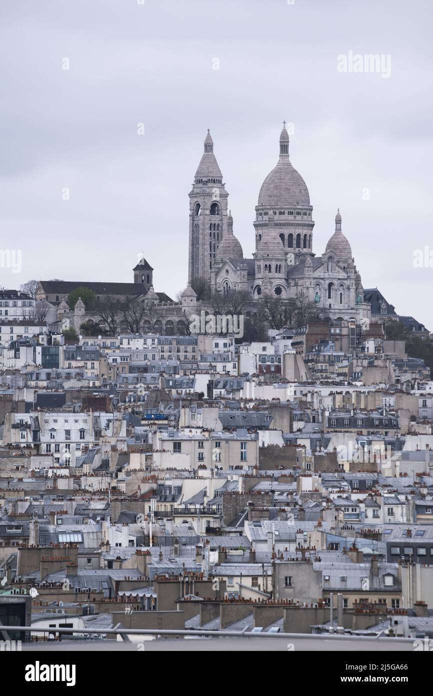 Paris, Frankreich: Luftaufnahme von der Spitze des Eiffelturms mit dem Montmartre-Hügel, dem höchsten Punkt der Stadt, und der Basilika des Heiligen Herzens Stockfoto Paris, Frankreich: Luftaufnahme von der Spitze des Eiffelturms mit dem Montmartre-Hügel, dem höchsten Punkt der Stadt, und der Basilika des Heiligen Herzens Stockfoto