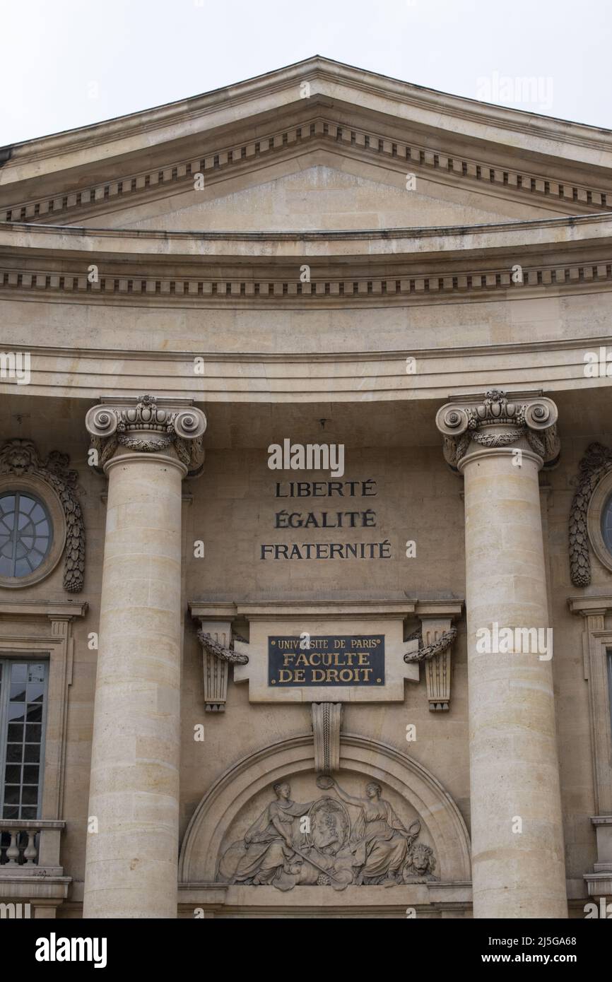 Paris: Universität Sorbonne, Zeichen der Rechtswissenschaftlichen Fakultät der Universität Paris mit dem nationalen Motto der französischen Republik Freiheit, Gleichheit, Bruderschaft Stockfoto
