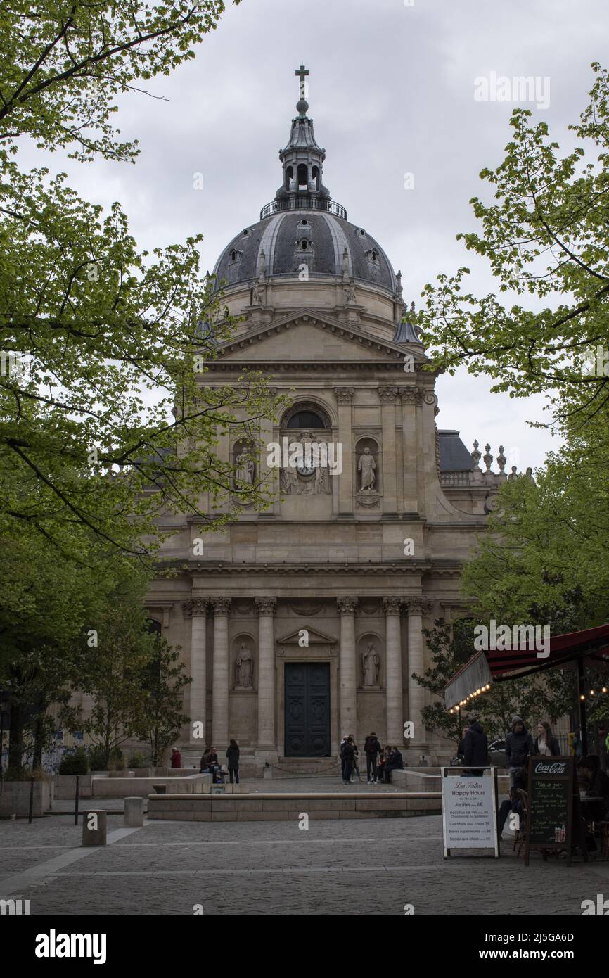 Paris, Frankreich: Die Sorbonne-Kapelle (Kapelle Sainte Ursule de la Sorbonne) auf der historischen Stätte, in der die Universität von Paris auf dem Place de la Sorbonne untergebracht ist Stockfoto